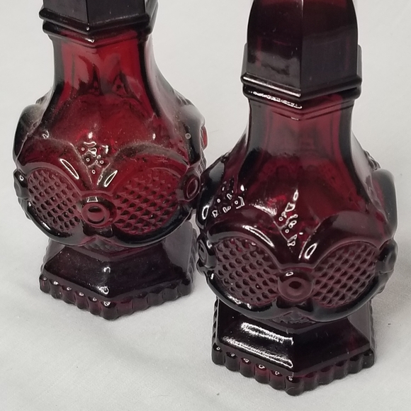Vintage Avon 1876 Cape Cod Collection Ruby Red Glass Salt And Pepper Shaker Set - Picture 4 of 12